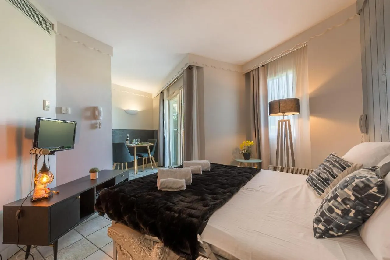 La Baie Des Voiles: Lakefront Apartments on Annecy Duingt
