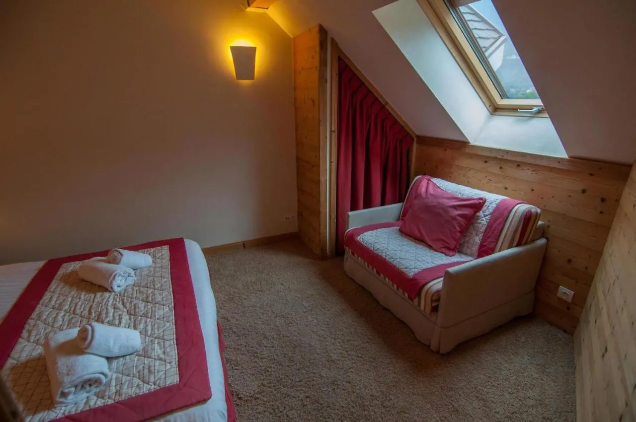 La Baie Des Voiles: Lakefront Apartments on Annecy Duingt France