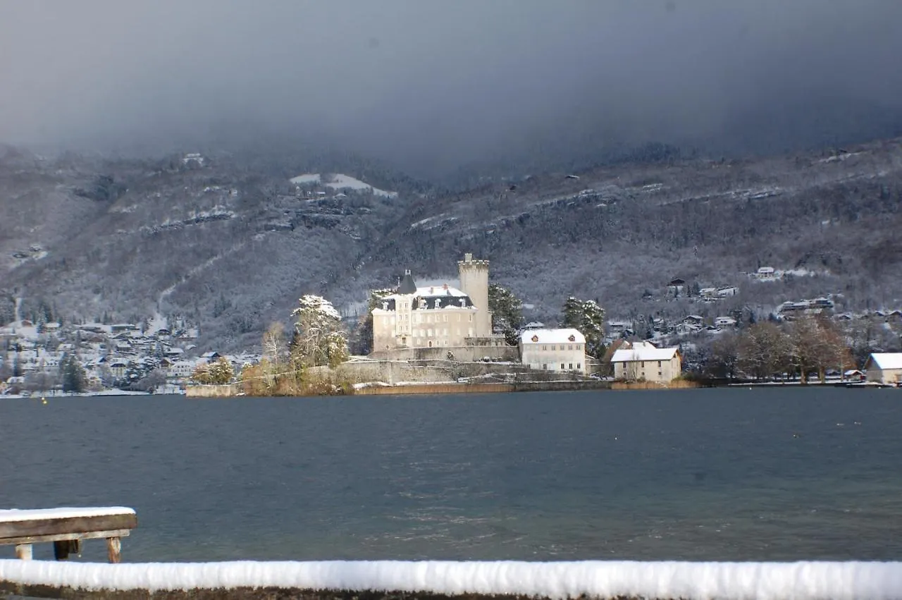 La Baie Des Voiles: Lakefront Apartments on Annecy Duingt